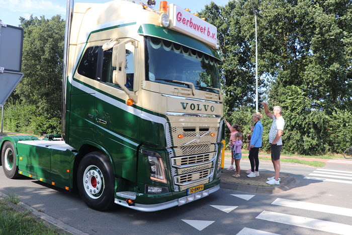 Truckfestijn Putten weer toeterend door de straten 3