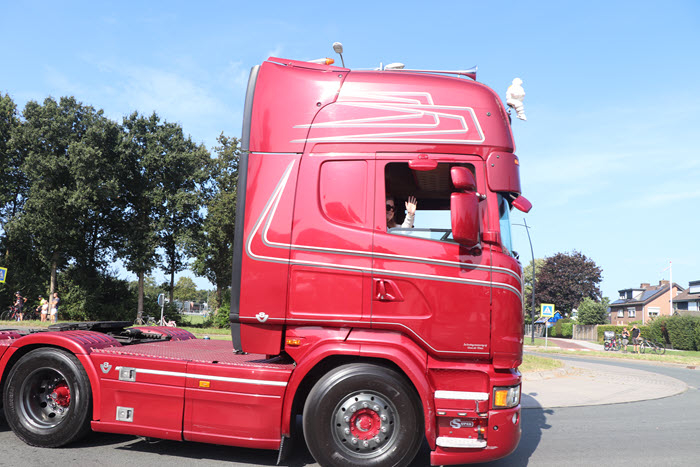 Truckfestijn Putten weer toeterend door de straten 1